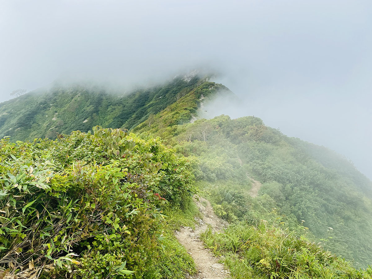 御沢野営場から飯豊山登山（切合小屋テント泊）