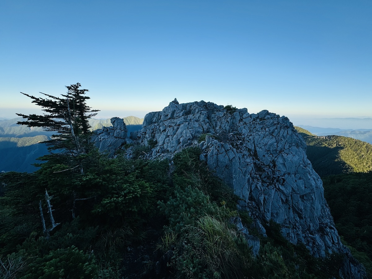 南アルプス3泊4日縦走登山2日目（光小屋〜光岳〜上河内岳〜聖平小屋テント泊）